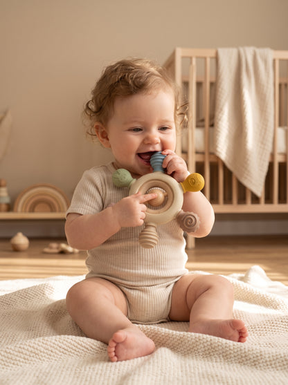 NOYAMIO® Ahşap ve Silikon Çok Yönlü Montessori Diş Kaşıyıcı ve Çıngırak