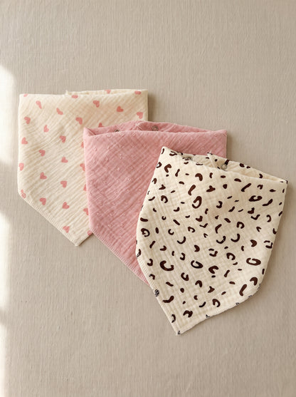 NOYAMIO® 3'lü Müslin Bandana Bebek Önlüğü Seti | Kalp, Leopar ve Pudra Pembe