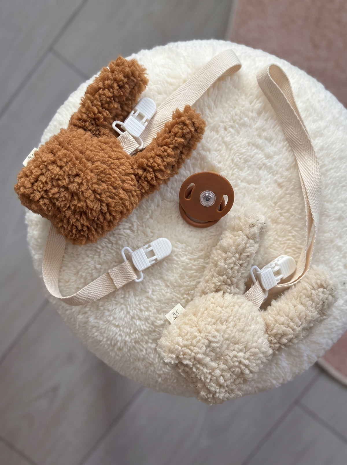 NOYAMIO® 2'li Peluş Tavşan Kulaklı Bebek Emzik Askısı Seti | Karamel & Krem