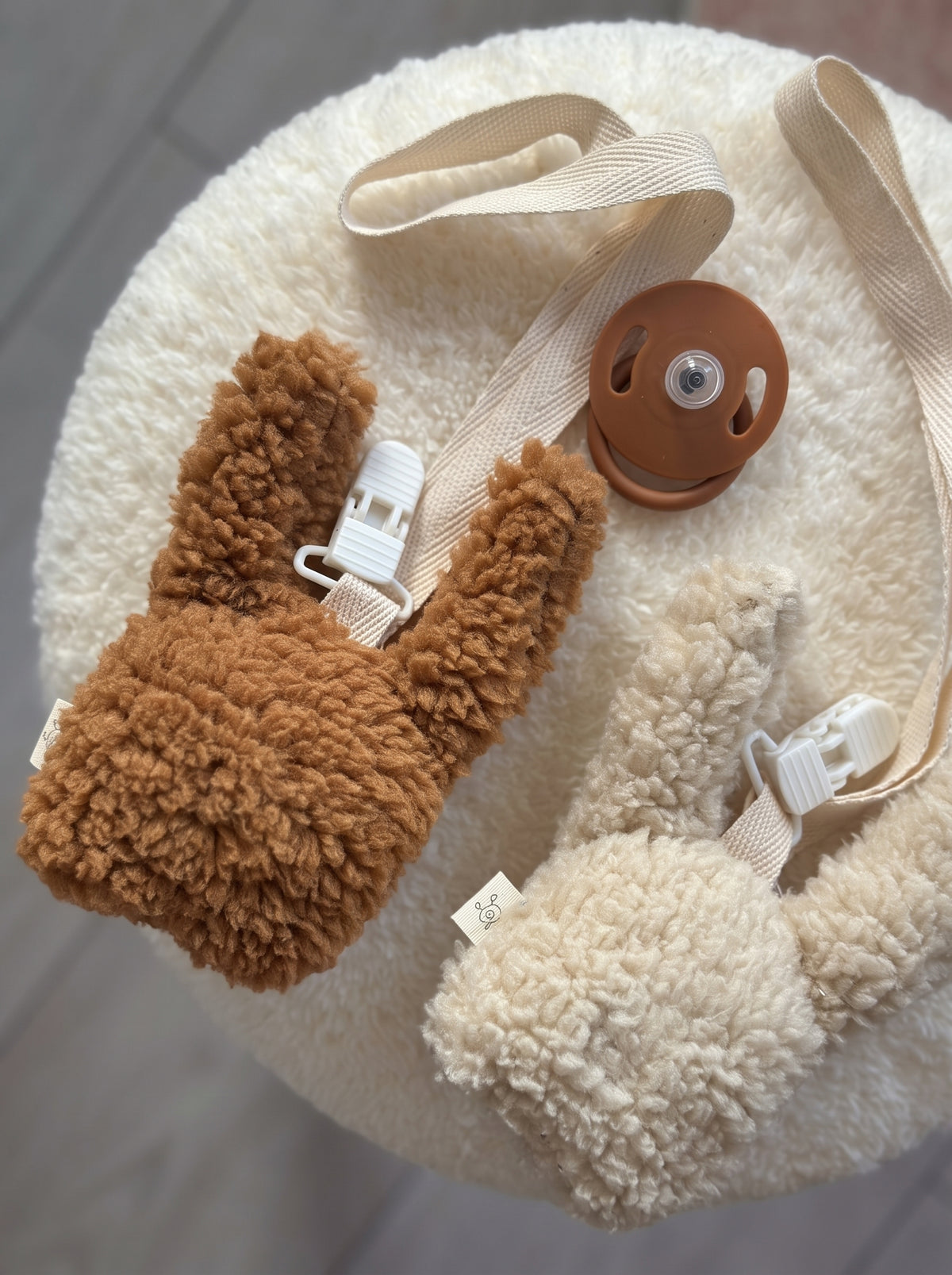 NOYAMIO® 2'li Peluş Tavşan Kulaklı Bebek Emzik Askısı Seti | Karamel & Krem