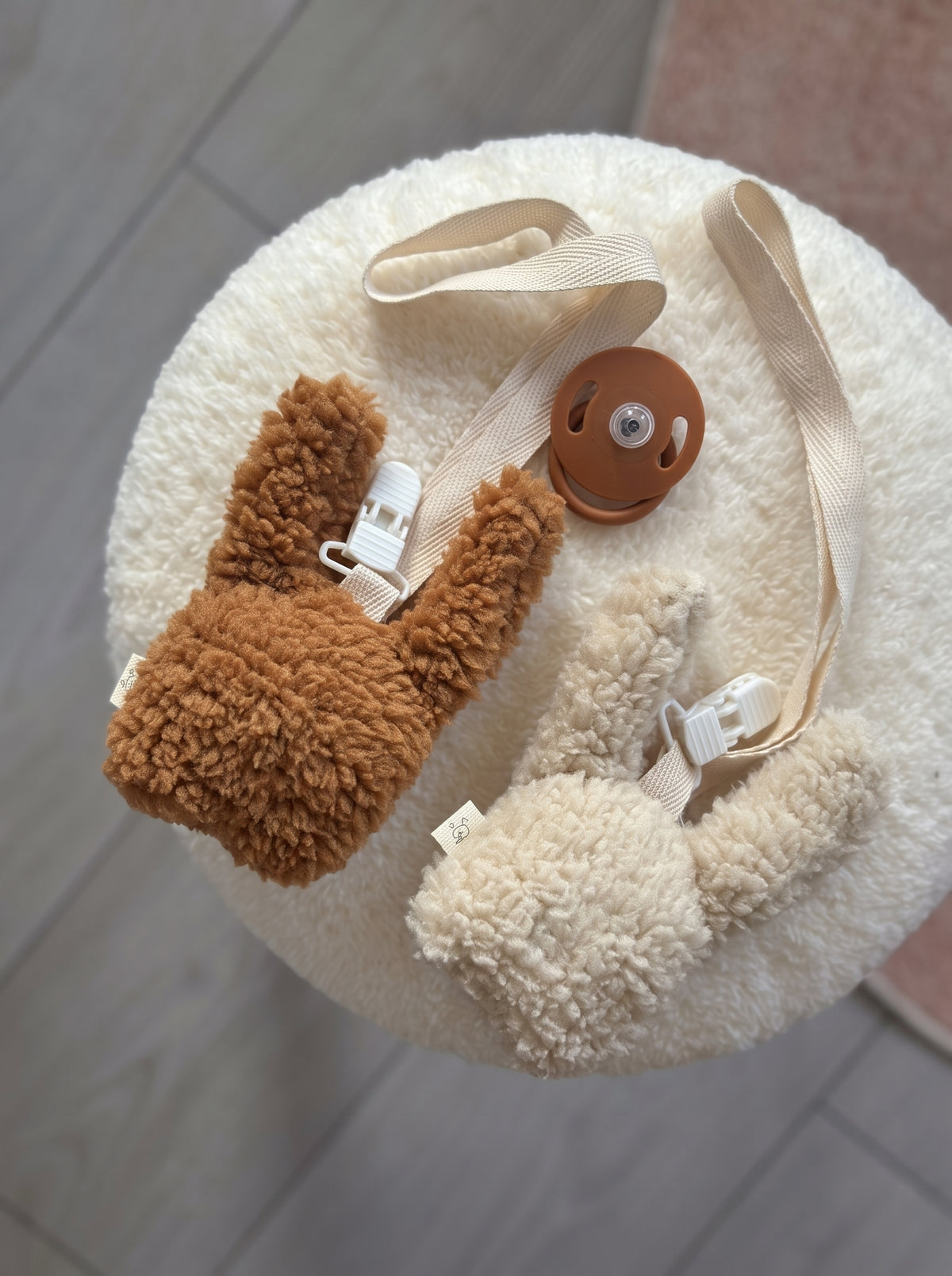NOYAMIO® 2'li Peluş Tavşan Kulaklı Bebek Emzik Askısı Seti | Karamel & Krem